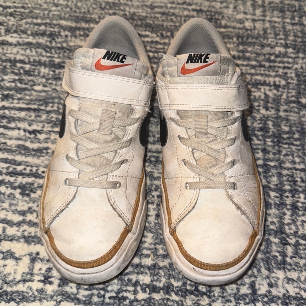 Nike Youth Sneakers in White - size 3y athletic
